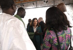 Inauguración del Cicle Geografies en Ordino con autoridades locales y senegalesas.