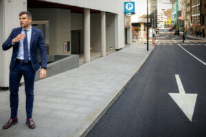 Hombre en traje en la inauguración de tres carriles en Andorra