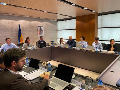 Reunión de los cónsules de Andorra discutiendo la Ley del Suelo