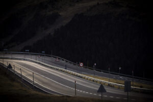 Carretera con señales de tráfico en un paisaje montañoso