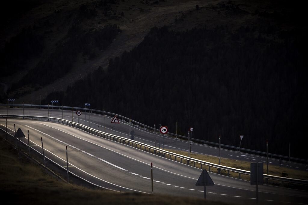Carretera con señales de tráfico en un paisaje montañoso