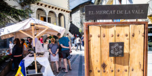 Entrada al Mercat de la Vall en Andorra la Vella con gente visitando