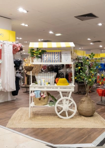 Espacio de moda baño en Pyrénées Andorra con prendas y accesorios de verano