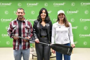 Mònica Doria en evento de presentación con patrocinadores y palas de piragüismo.
