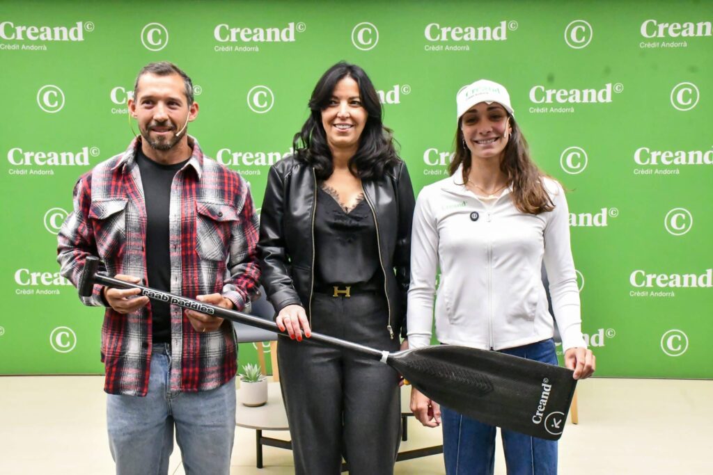 Mònica Doria en evento de presentación con patrocinadores y palas de piragüismo.