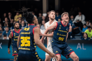 Jugadores de MoraBanc Andorra compiten en un partido de baloncesto