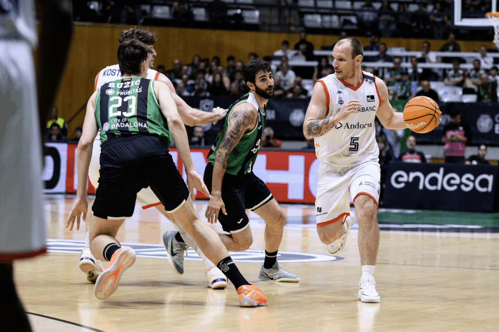 Jugadores de baloncesto en acción durante el partido MoraBanc Andorra contra Asisa Joventut