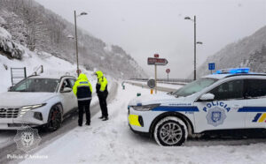 Policía de Andorra controlando vehículos en invierno con nieve