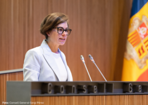 Núria Segués presentando la nueva ley de igualdad en permisos de nacimiento en Andorra