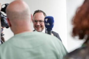 Xavier Espot interactuando con los medios en la cumbre europea en Yerevan