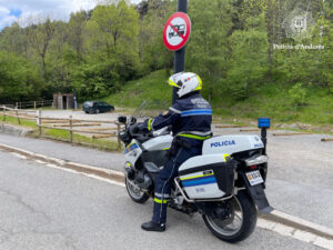Policía en moto vigilando el cumplimiento de la normativa de acampada.