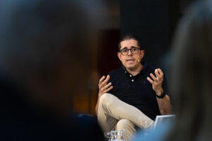 Oliver Vergés presentando su libro sobre la reforma de 1866 en Andorra