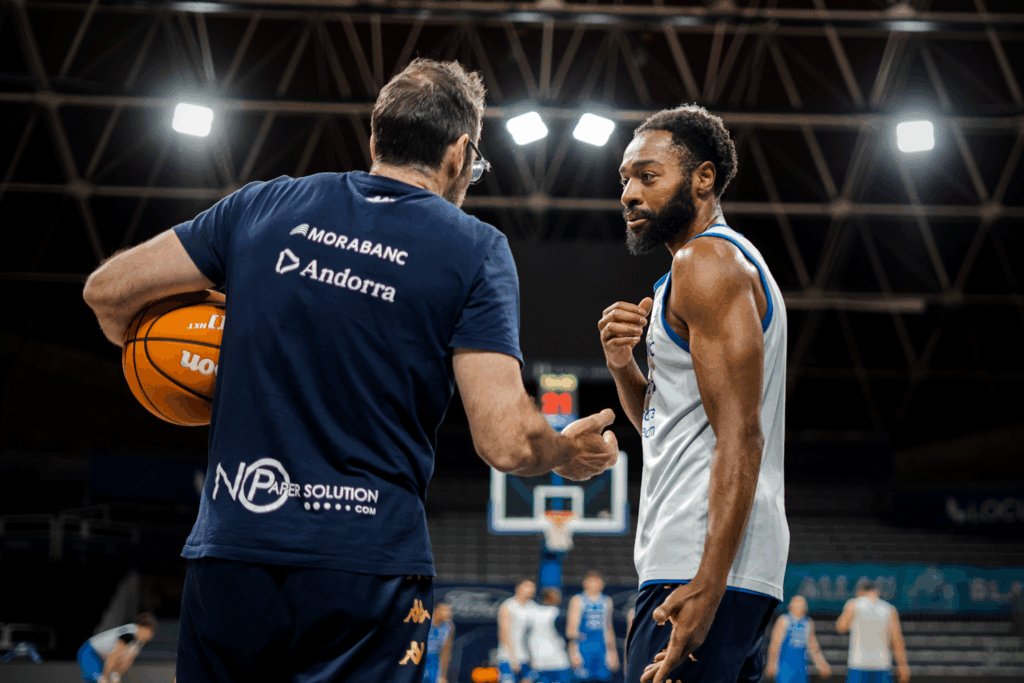 Entrenador de MoraBanc Andorra conversando con jugador durante práctica de baloncesto