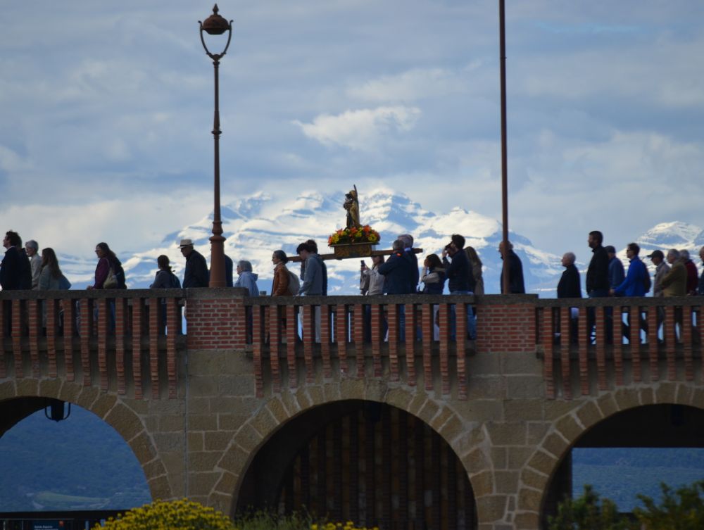 Grupo de devotos en romería con imagen de la Mare de Déu en Torreciudad