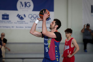 Jugador del Sénior B lanzando a canasta durante un partido de baloncesto