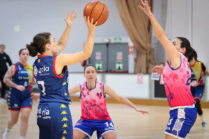 Jugadoras del Sénior Femenino Gala Perfumeries en un partido de baloncesto