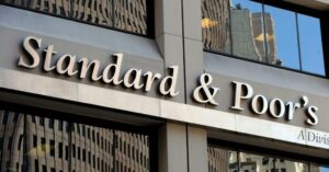 Edificio de Standard & Poor's con su nombre visible en la fachada.