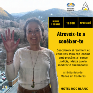 Mujer saludando en taller de autoconocimiento en Escaldes-Engordany