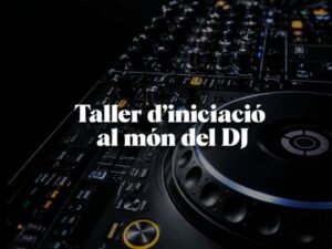 Mesa de mezclas con controles para DJ en un taller de iniciación