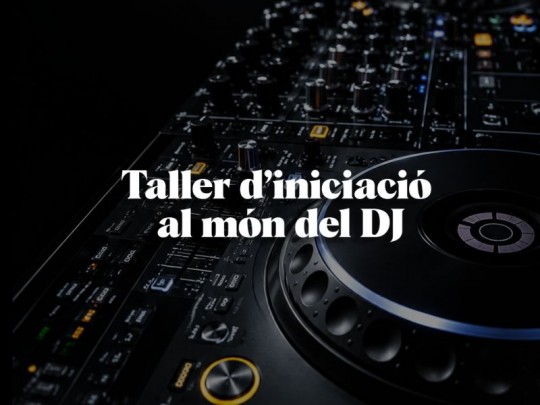 Mesa de mezclas con controles para DJ en un taller de iniciación