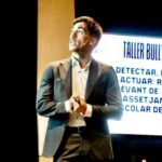 Exfutbolista Álex Sánchez durante un taller sobre acoso escolar y deporte