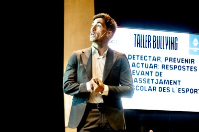 Exfutbolista Álex Sánchez durante un taller sobre acoso escolar y deporte