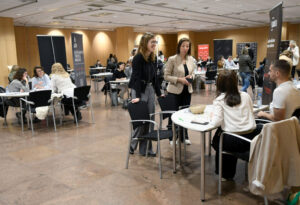 Personas interactuando en la Trobada Laboral d'estiu en Andorra la Vella