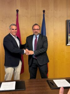 Representantes de la UdA y Andorra Telecom firmando un convenio de colaboración