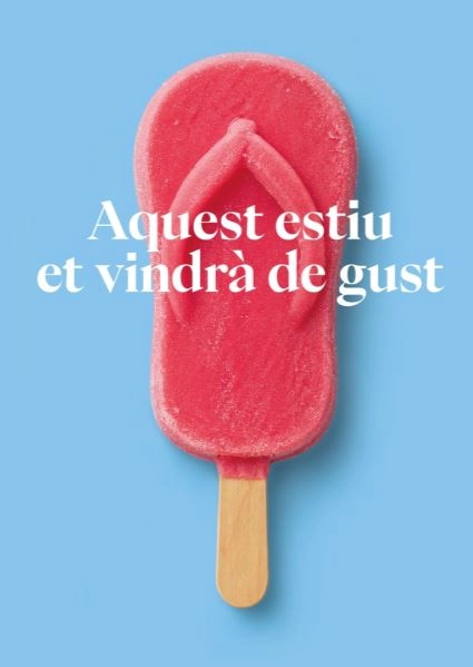 Helado en forma de chancla sobre fondo azul