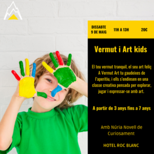Niño sonriente con manos pintadas de colores en un taller de arte