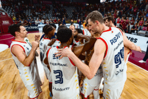 Jugadores del MoraBanc Andorra celebrando una victoria en el baloncesto