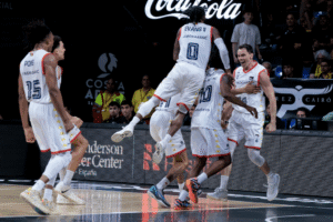Jugadores del MoraBanc Andorra celebrando una victoria en el baloncesto