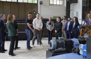 El copríncep episcopal en visita a FEDA con su equipo y directores