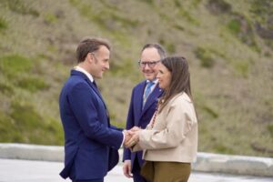 Emmanuel Macron interactuando con autoridades en Encamp durante su visita oficial.