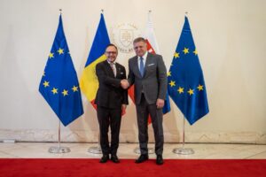 Xavier Espot y Robert Fico se estrechan la mano en Bratislava.