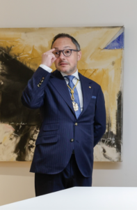 Xavier Espot en una reunión formal con fondo artístico