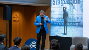 Xavier Sala i Martín durante una conferencia sobre inversión en MoraBanc