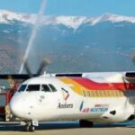 Avión de Air Nostrum en el aeropuerto de Andorra con montañas al fondo