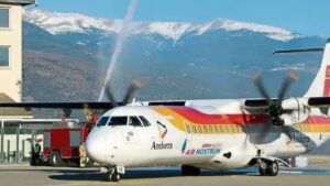 Avión de Air Nostrum en el aeropuerto de Andorra con montañas al fondo