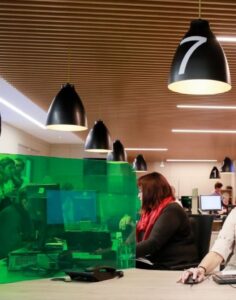 Oficina con trabajadores gestionando permisos de residencia y trabajo en Andorra.
