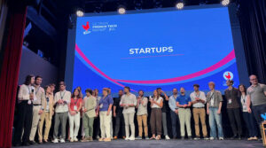 Participantes en el evento Train French Tech 2026 mostrando sus proyectos