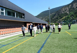 Reunión entre representantes de Andorra y Cataluña en un campo deportivo.