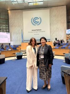 Dos mujeres en la Conferencia de Cambio Climático de la ONU en Bonn, Alemania.