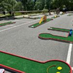 Minigolf en el Parc de les Berques con obstáculos y césped artificial