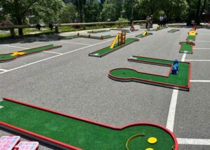 Minigolf en el Parc de les Berques con obstáculos y césped artificial