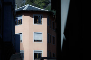 Edificio residencial en Andorra con ventanas y persianas.