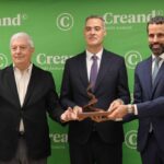 Tres hombres sosteniendo un premio en la ceremonia de los Premios CEA 2026.