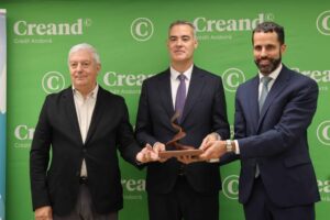 Tres hombres sosteniendo un premio en la ceremonia de los Premios CEA 2026.