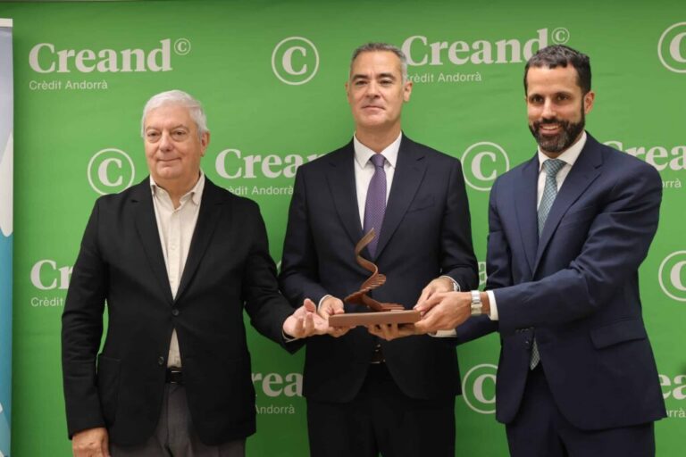 Tres hombres sosteniendo un premio en la ceremonia de los Premios CEA 2026.