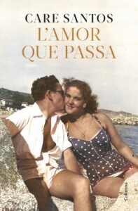 Portada del libro L'amor que passa de Care Santos con pareja en la playa
